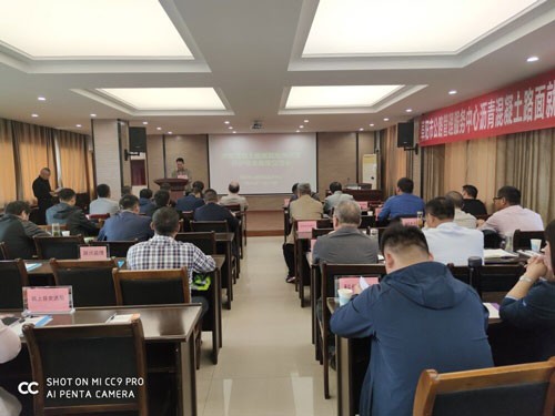 参会各单位代表听取《就地热再生技术原理与工程应用》专题报告.jpg